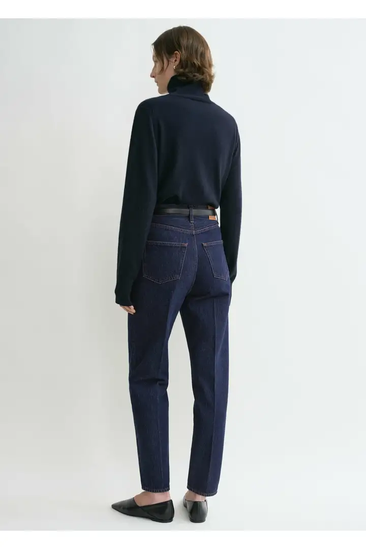 TOTEME 테이퍼드 레그 데님 다크 인디고의 다크 인디고컬러 2번쨰 이미지입니다.