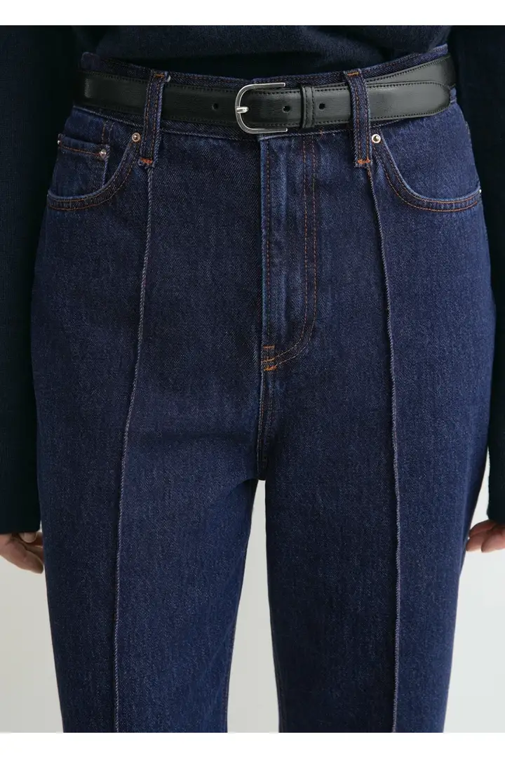 TOTEME 테이퍼드 레그 데님 다크 인디고의 다크 인디고컬러 3번쨰 이미지입니다.