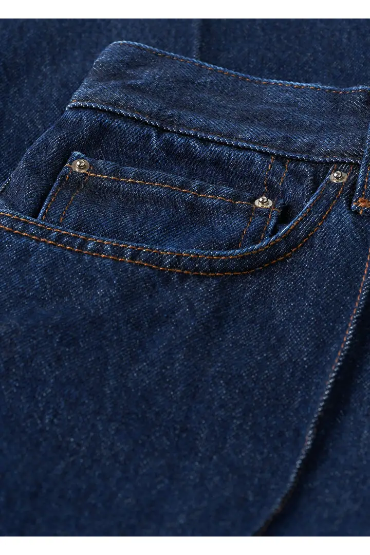 TOTEME 테이퍼드 레그 데님 다크 인디고의 다크 인디고컬러 4번쨰 이미지입니다.