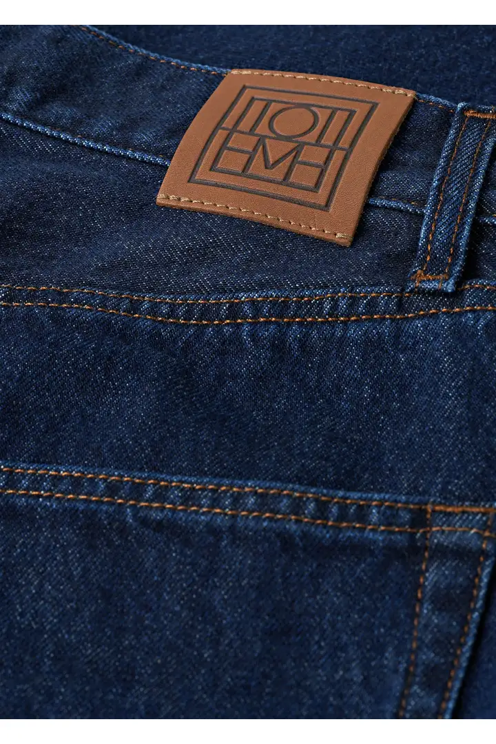 TOTEME 테이퍼드 레그 데님 다크 인디고의 다크 인디고컬러 5번쨰 이미지입니다.