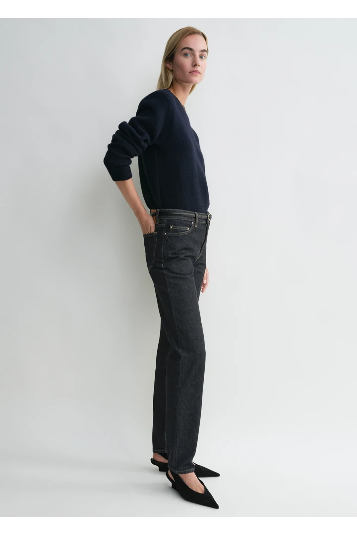 TOTEME 로우 테이퍼 데님 슬레이트의 슬레이트컬러 1번쨰 이미지입니다.