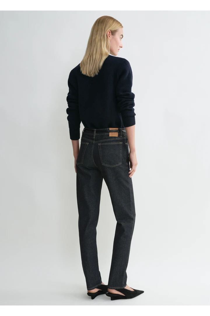 TOTEME 로우 테이퍼 데님 슬레이트의 슬레이트컬러 2번쨰 이미지입니다.