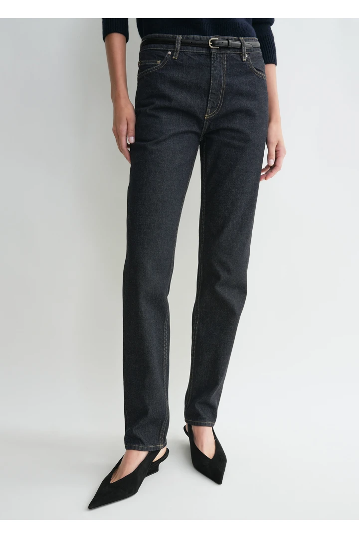 TOTEME 로우 테이퍼 데님 슬레이트의 슬레이트컬러 3번쨰 이미지입니다.