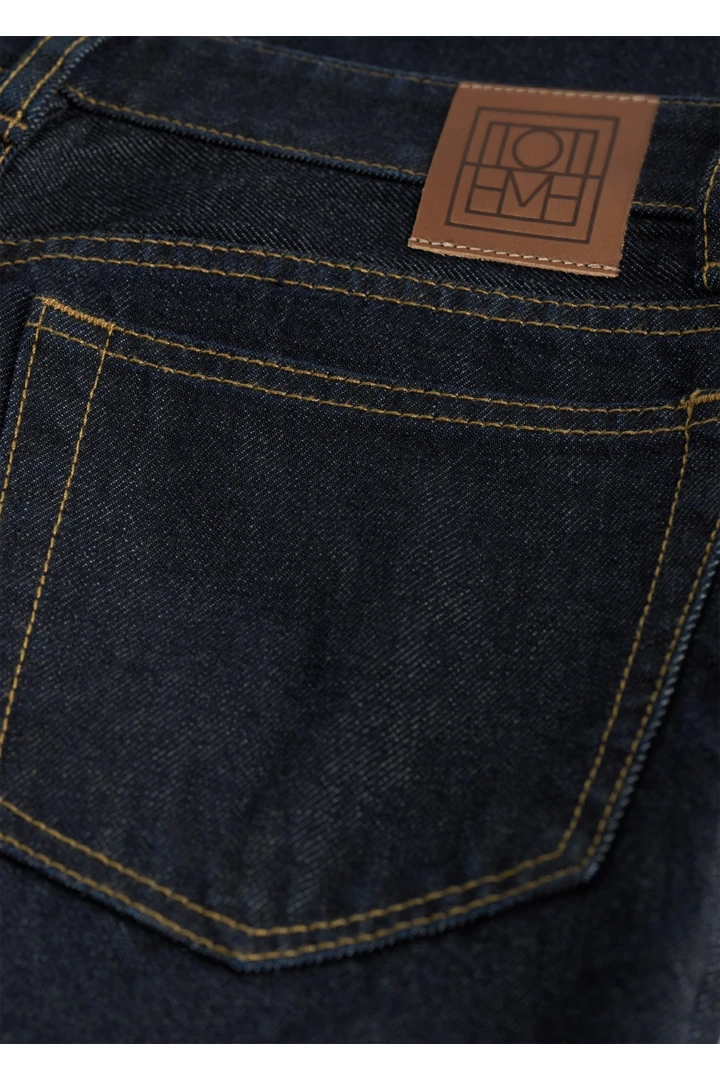 TOTEME 로우 테이퍼 데님 슬레이트의 슬레이트컬러 4번쨰 이미지입니다.