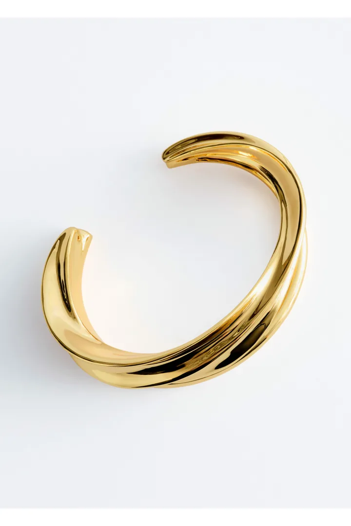 앤아더스토리즈 스컬프처럴 커프 브레이슬릿의 골드컬러 Product입니다.