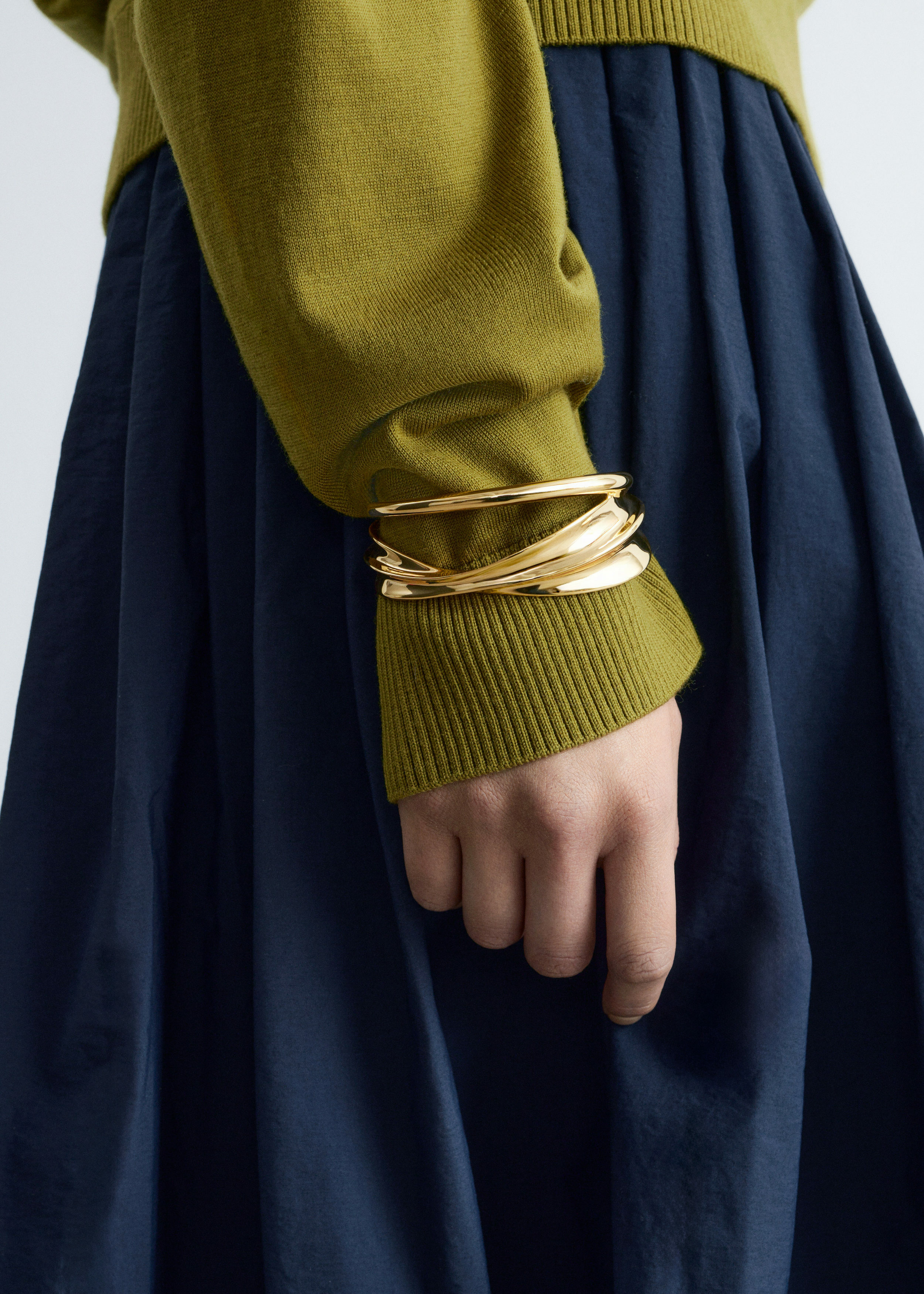 앤아더스토리즈 스컬프처럴 커프 브레이슬릿의 골드컬러 ECOMLook입니다.