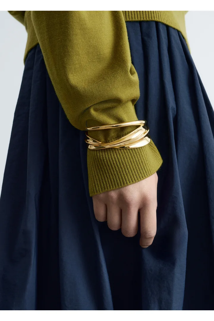 앤아더스토리즈 스컬프처럴 커프 브레이슬릿의 골드컬러 ECOMLook입니다.