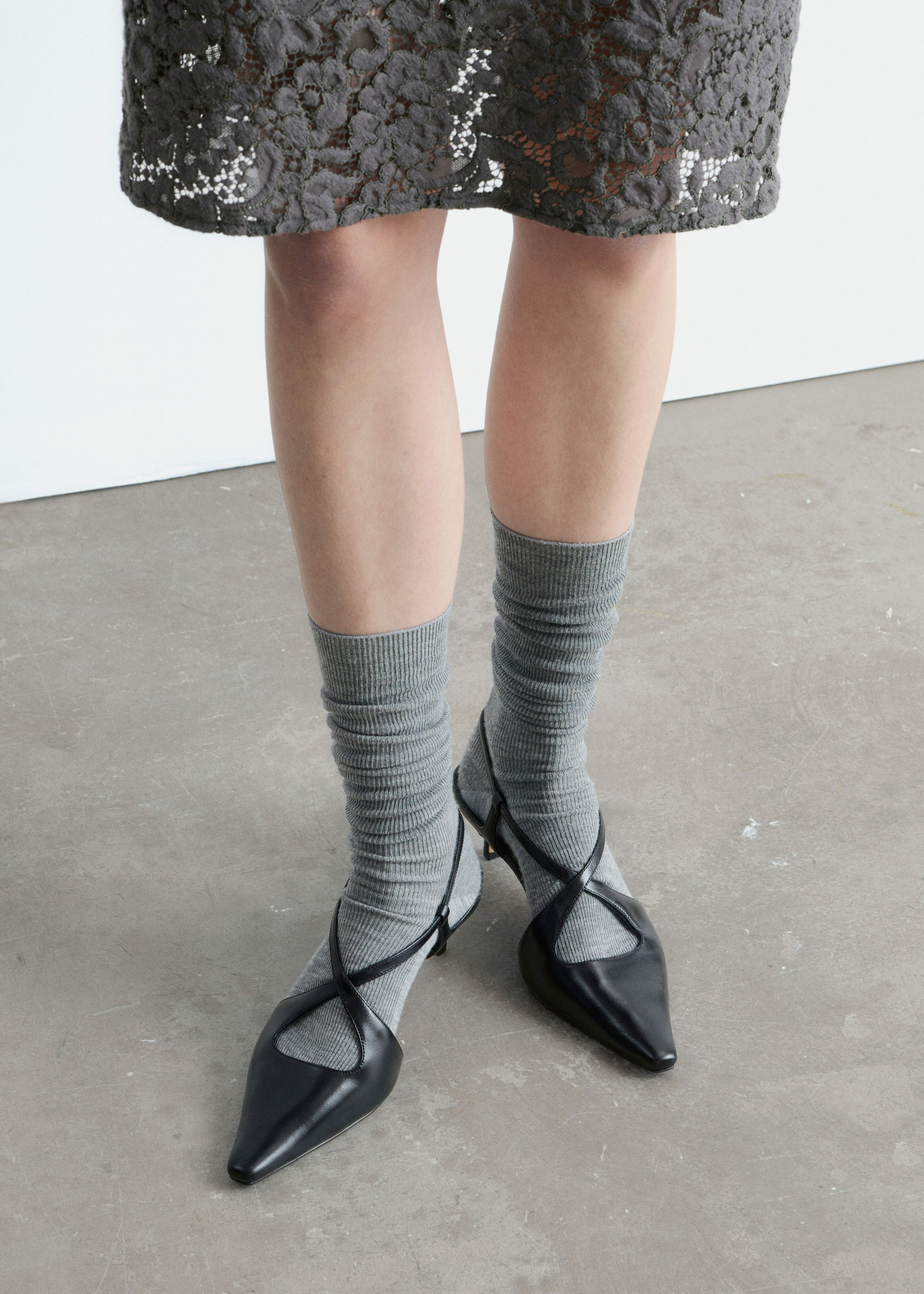 앤아더스토리즈 크리스 크로스 레더 슬링백 펌프스의 블랙컬러 ECOMLook입니다.