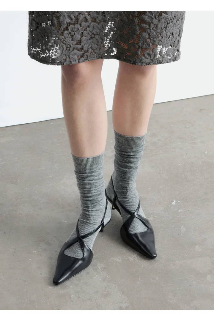 앤아더스토리즈 크리스 크로스 레더 슬링백 펌프스의 블랙컬러 ECOMLook입니다.