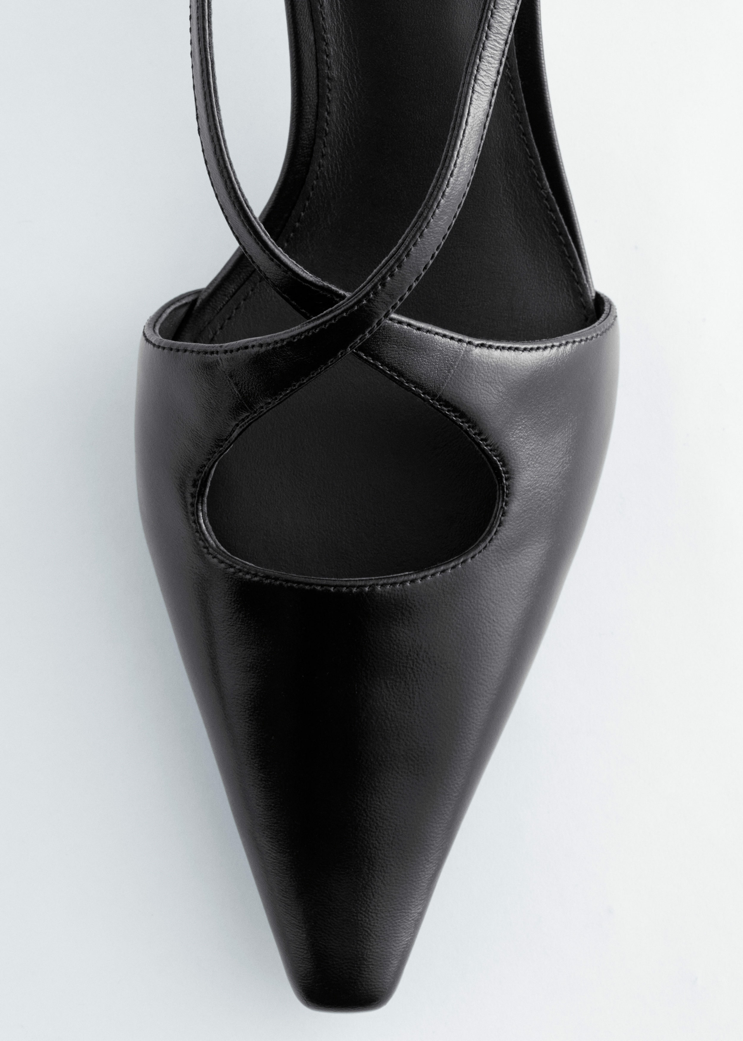 앤아더스토리즈 크리스 크로스 레더 슬링백 펌프스의 블랙컬러 Product입니다.