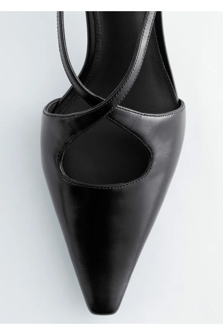 앤아더스토리즈 크리스 크로스 레더 슬링백 펌프스의 블랙컬러 Product입니다.