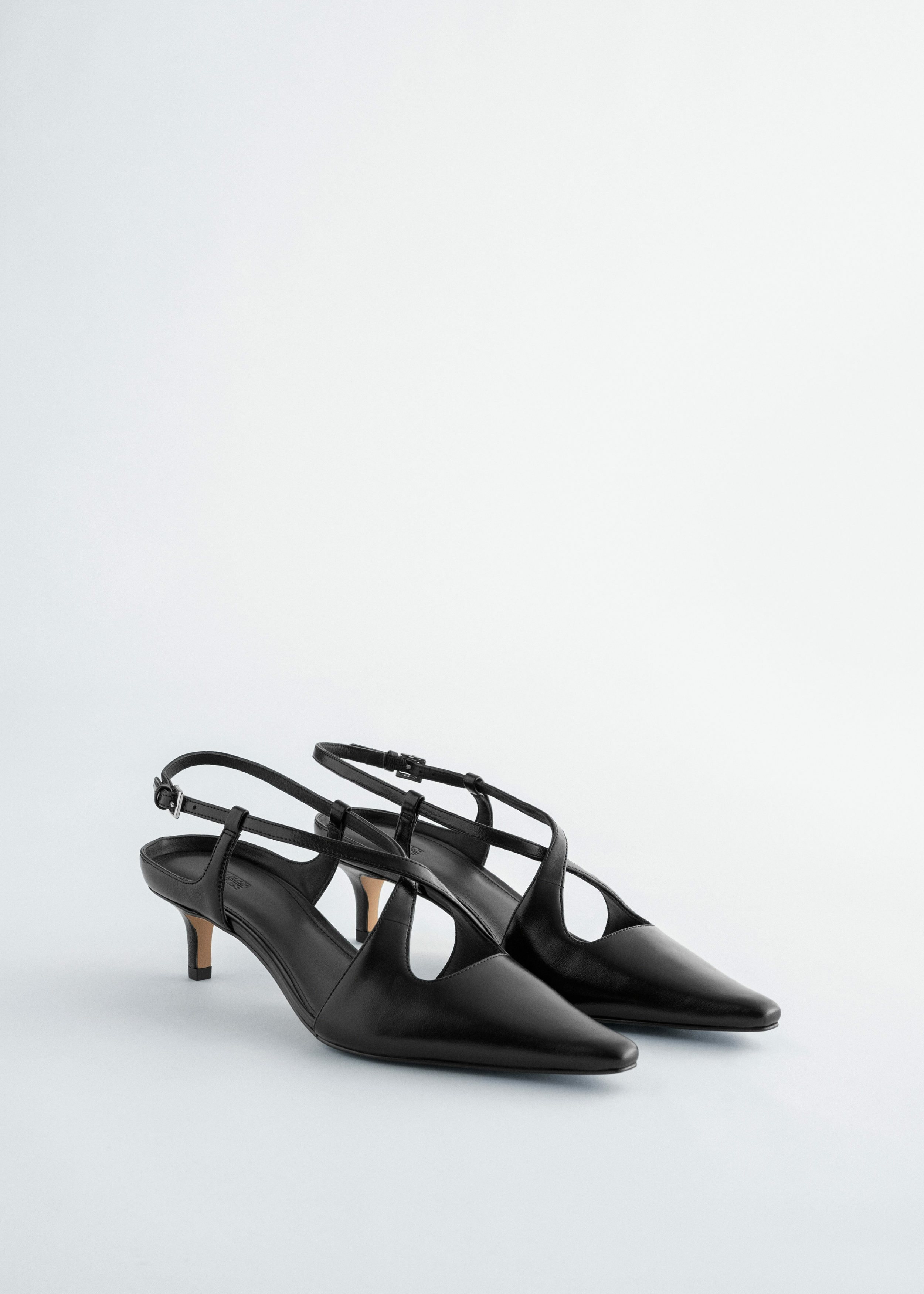 앤아더스토리즈 크리스 크로스 레더 슬링백 펌프스의 블랙컬러 Product입니다.