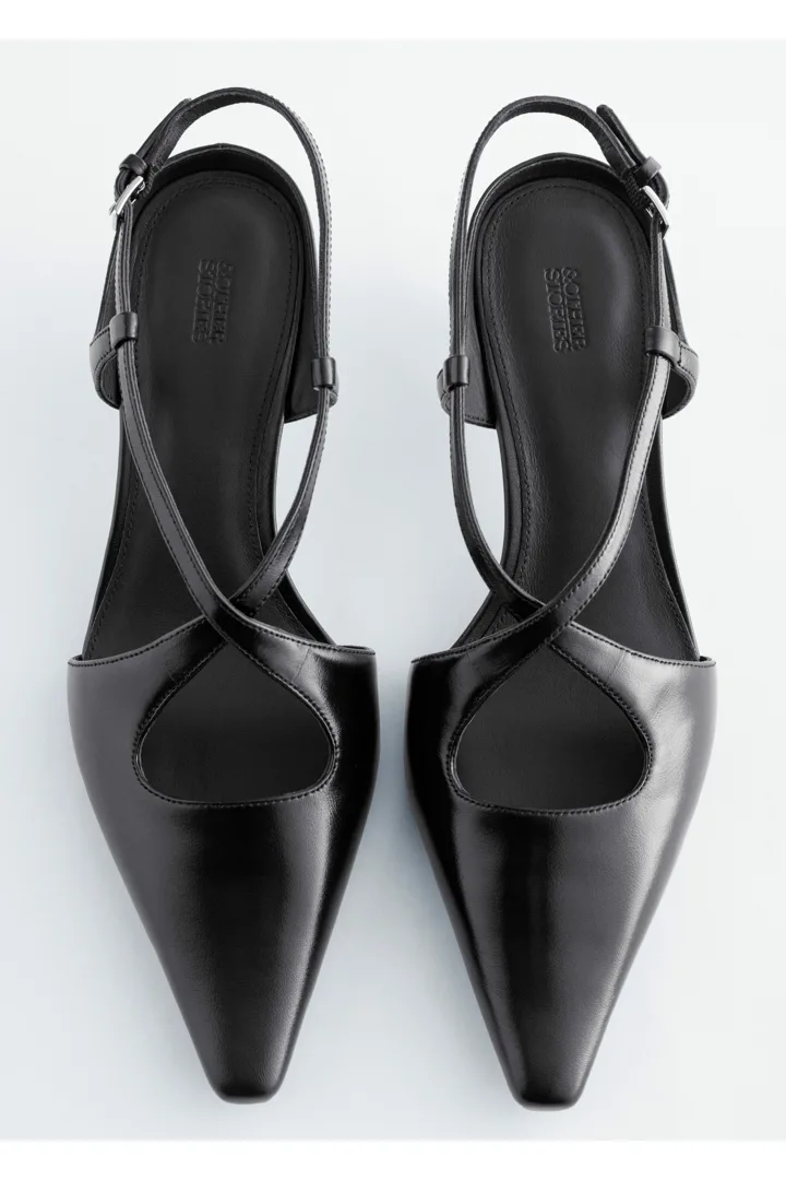 앤아더스토리즈 크리스 크로스 레더 슬링백 펌프스의 블랙컬러 Product입니다.