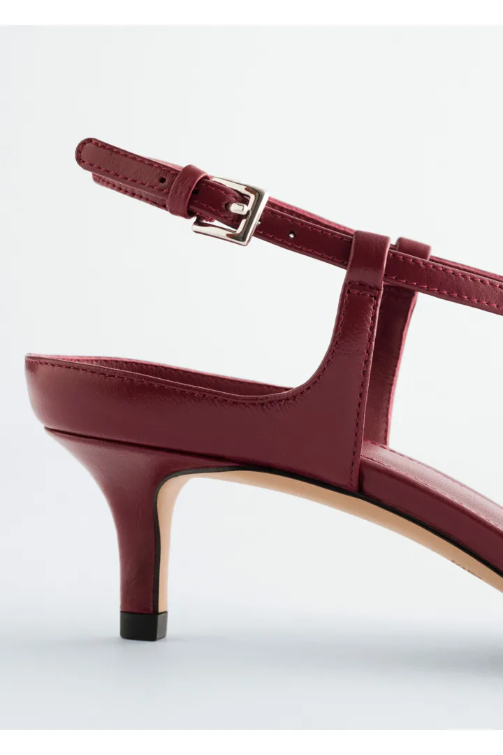 앤아더스토리즈 크리스 크로스 레더 슬링백 펌프스의 다크 레드컬러 Product입니다.