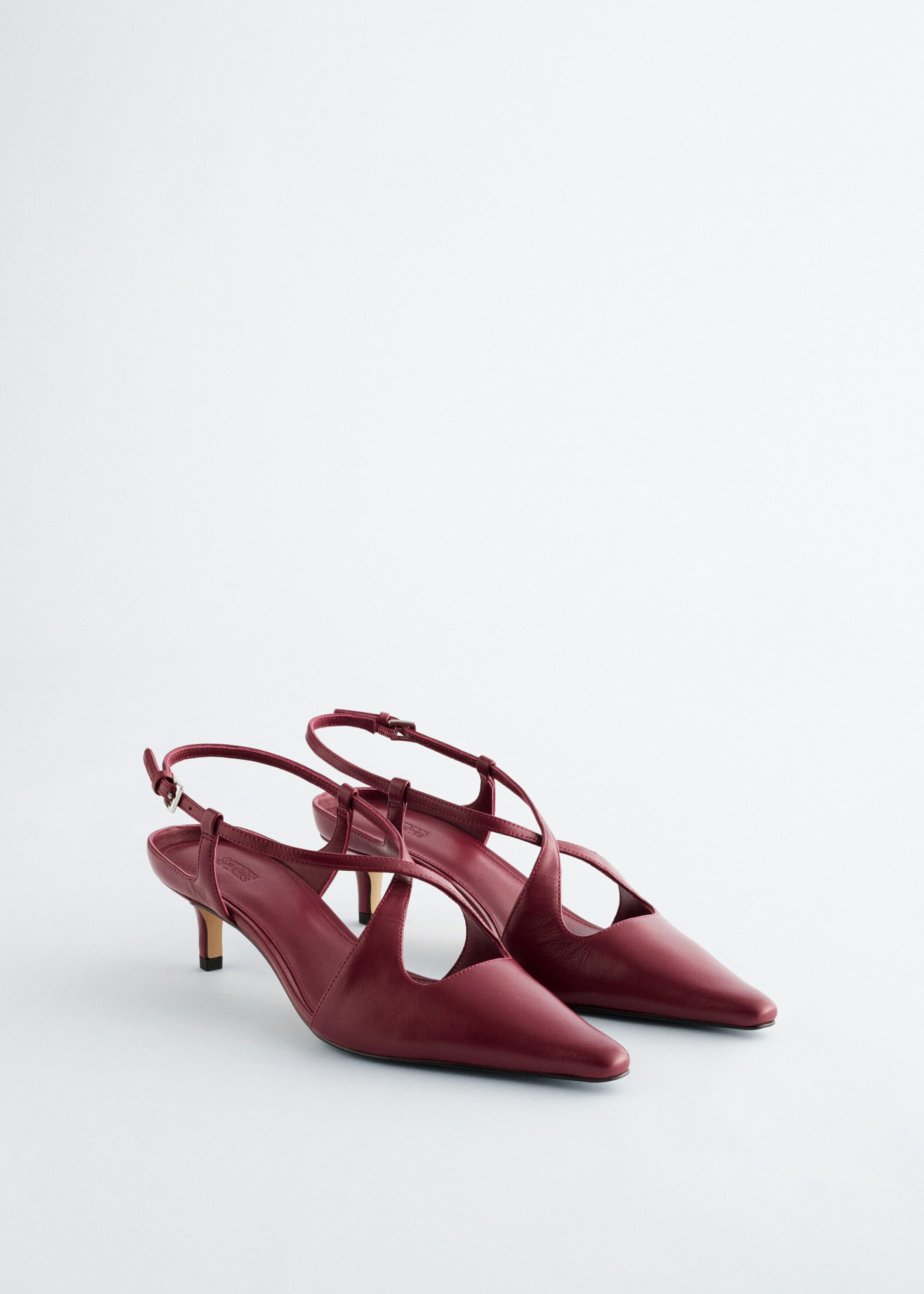 앤아더스토리즈 크리스 크로스 레더 슬링백 펌프스의 다크 레드컬러 Product입니다.