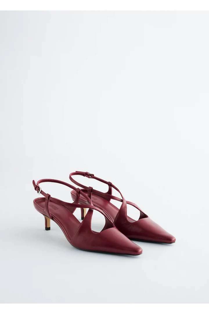 앤아더스토리즈 크리스 크로스 레더 슬링백 펌프스의 다크 레드컬러 Product입니다.