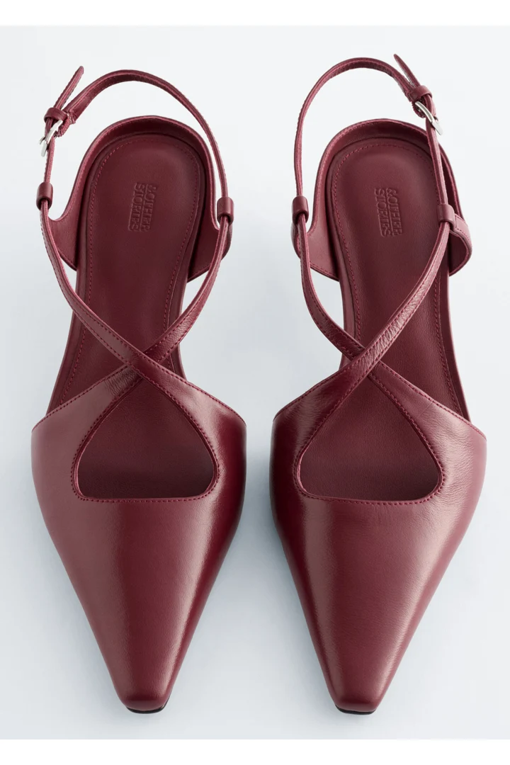 앤아더스토리즈 크리스 크로스 레더 슬링백 펌프스의 다크 레드컬러 Product입니다.