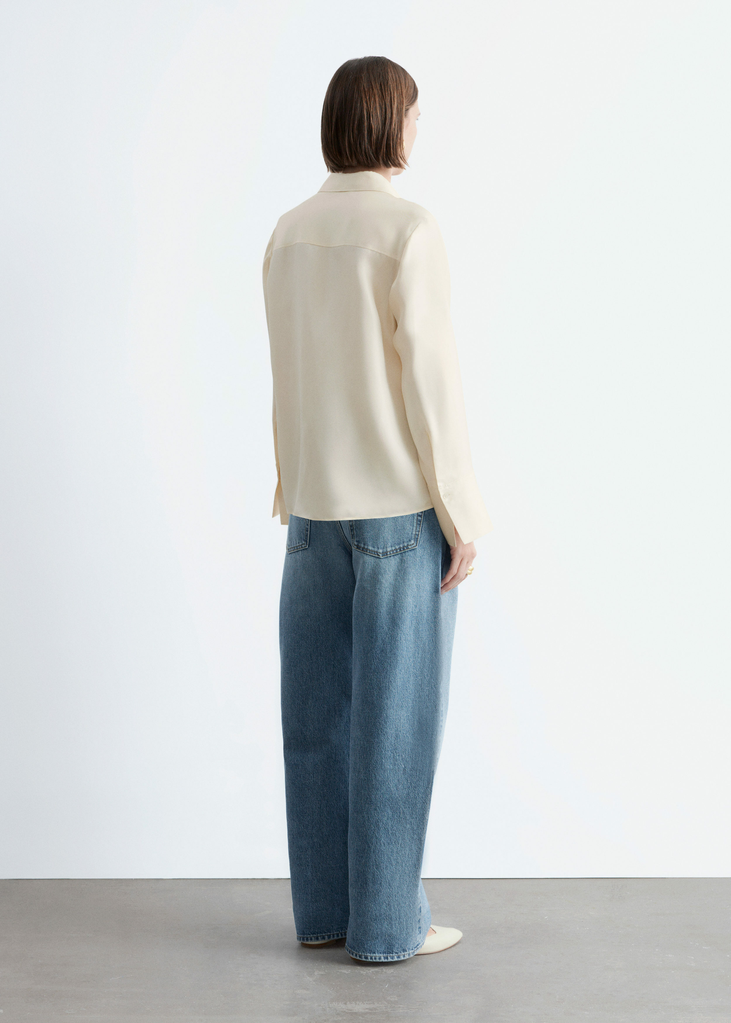 앤아더스토리즈 릴랙스드 실크 셔츠의 크림컬러 ECOMLook입니다.