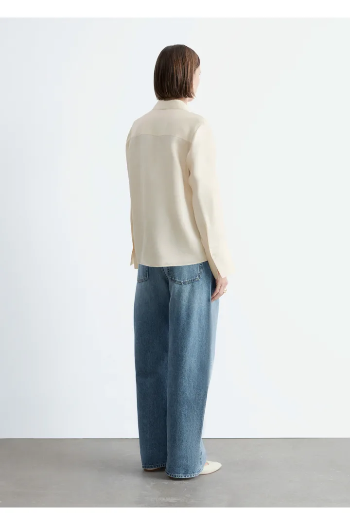 앤아더스토리즈 릴랙스드 실크 셔츠의 크림컬러 ECOMLook입니다.