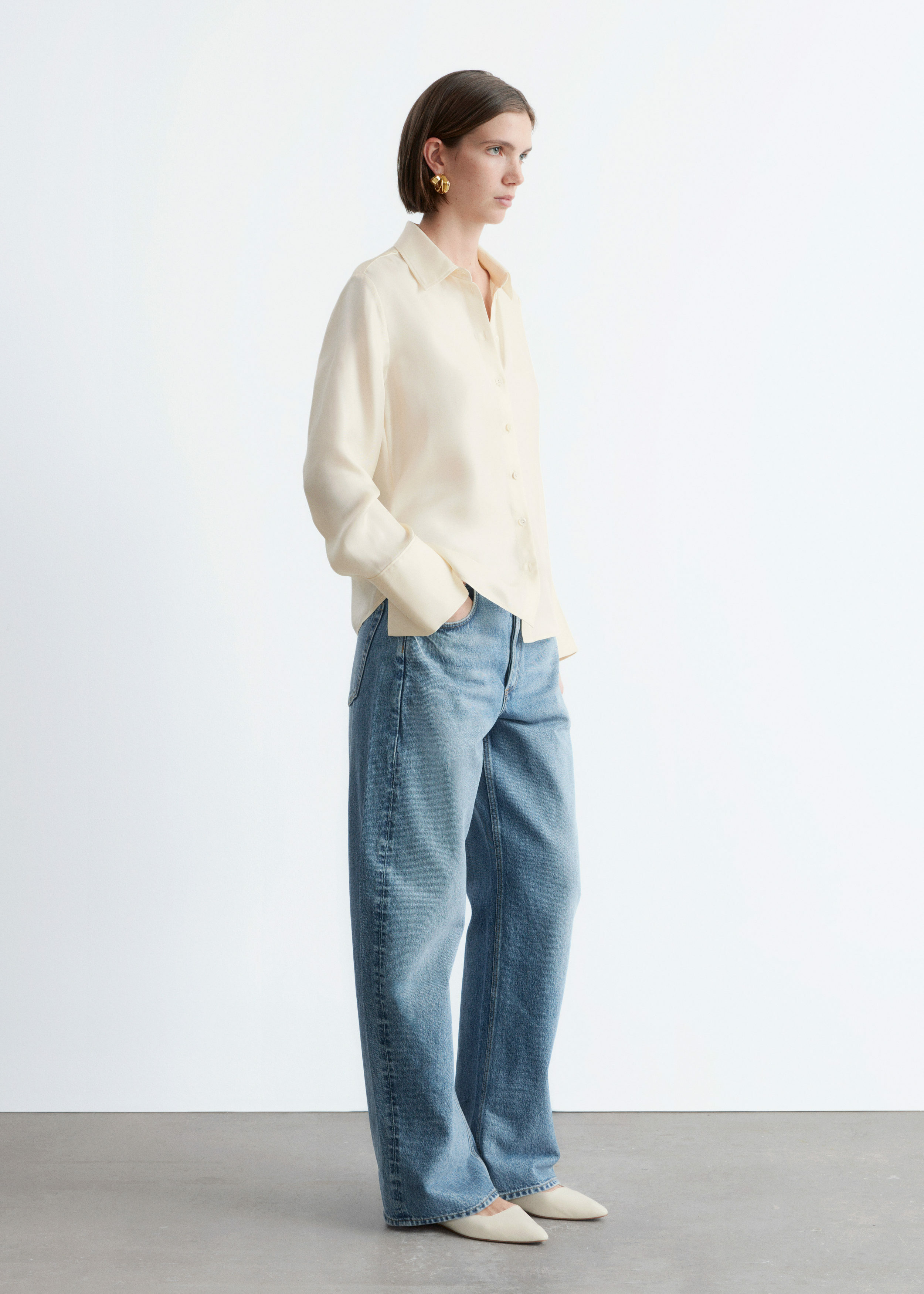 앤아더스토리즈 릴랙스드 실크 셔츠의 크림컬러 ECOMLook입니다.