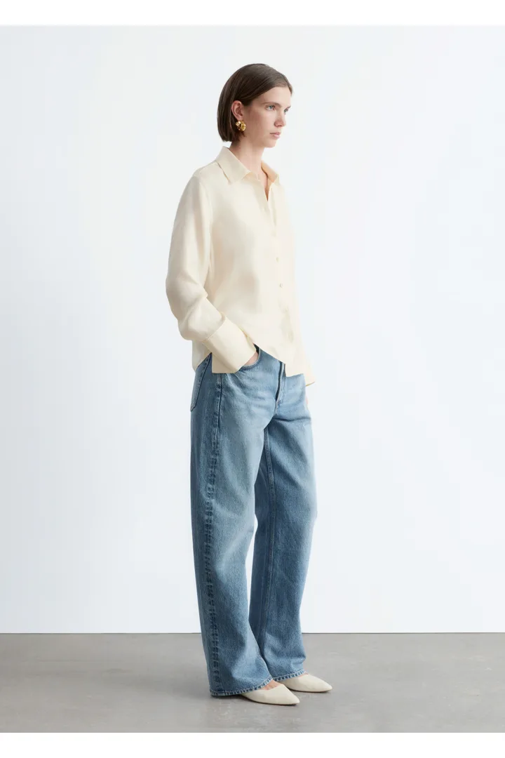 앤아더스토리즈 릴랙스드 실크 셔츠의 크림컬러 ECOMLook입니다.