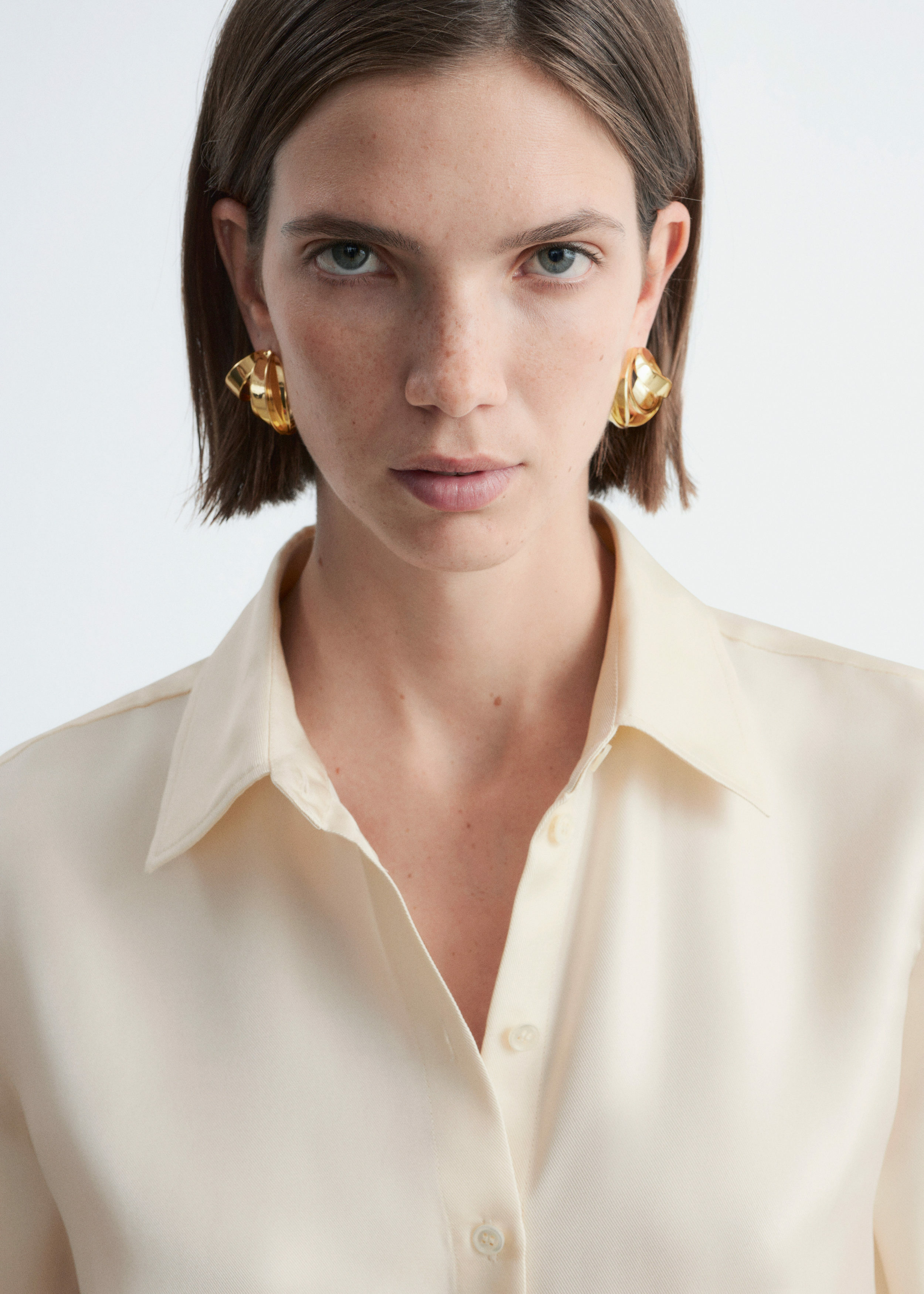 앤아더스토리즈 릴랙스드 실크 셔츠의 크림컬러 ECOMLook입니다.