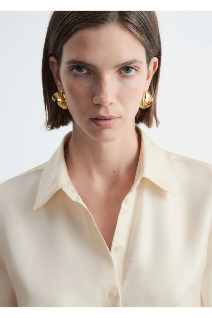 앤아더스토리즈 릴랙스드 실크 셔츠의 크림컬러 ECOMLook입니다.