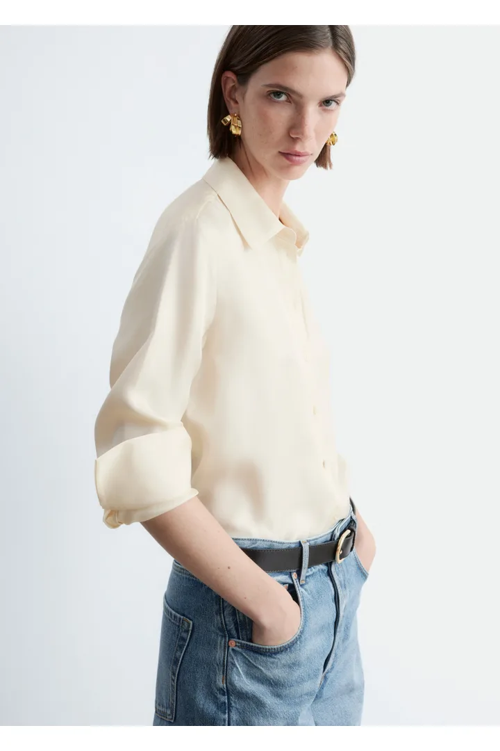 앤아더스토리즈 릴랙스드 실크 셔츠의 크림컬러 ECOMLook입니다.