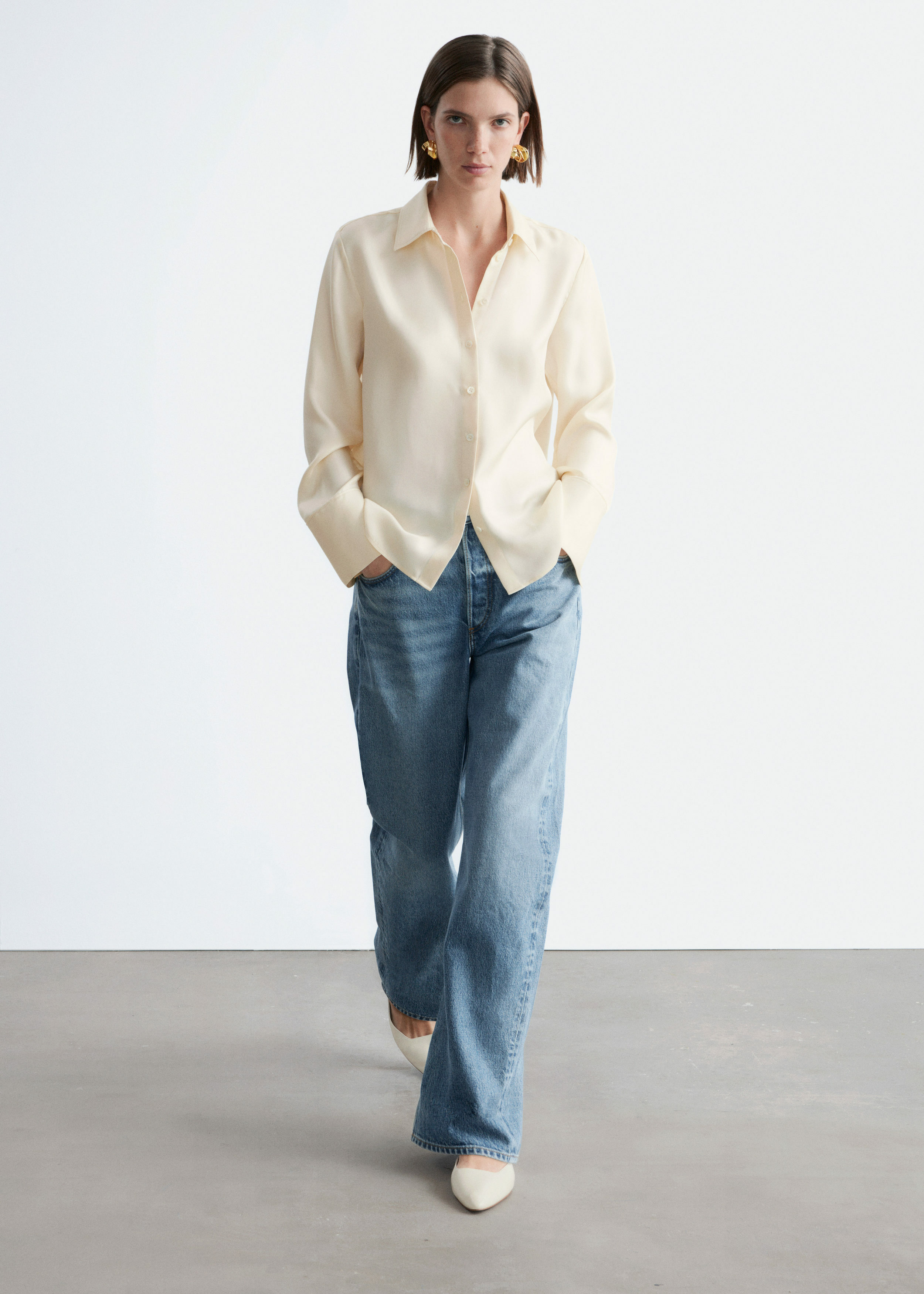 앤아더스토리즈 릴랙스드 실크 셔츠의 크림컬러 ECOMLook입니다.