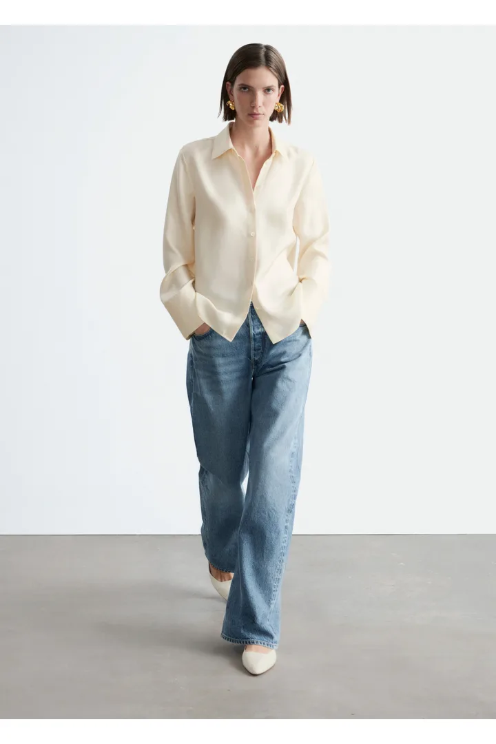 앤아더스토리즈 릴랙스드 실크 셔츠의 크림컬러 ECOMLook입니다.