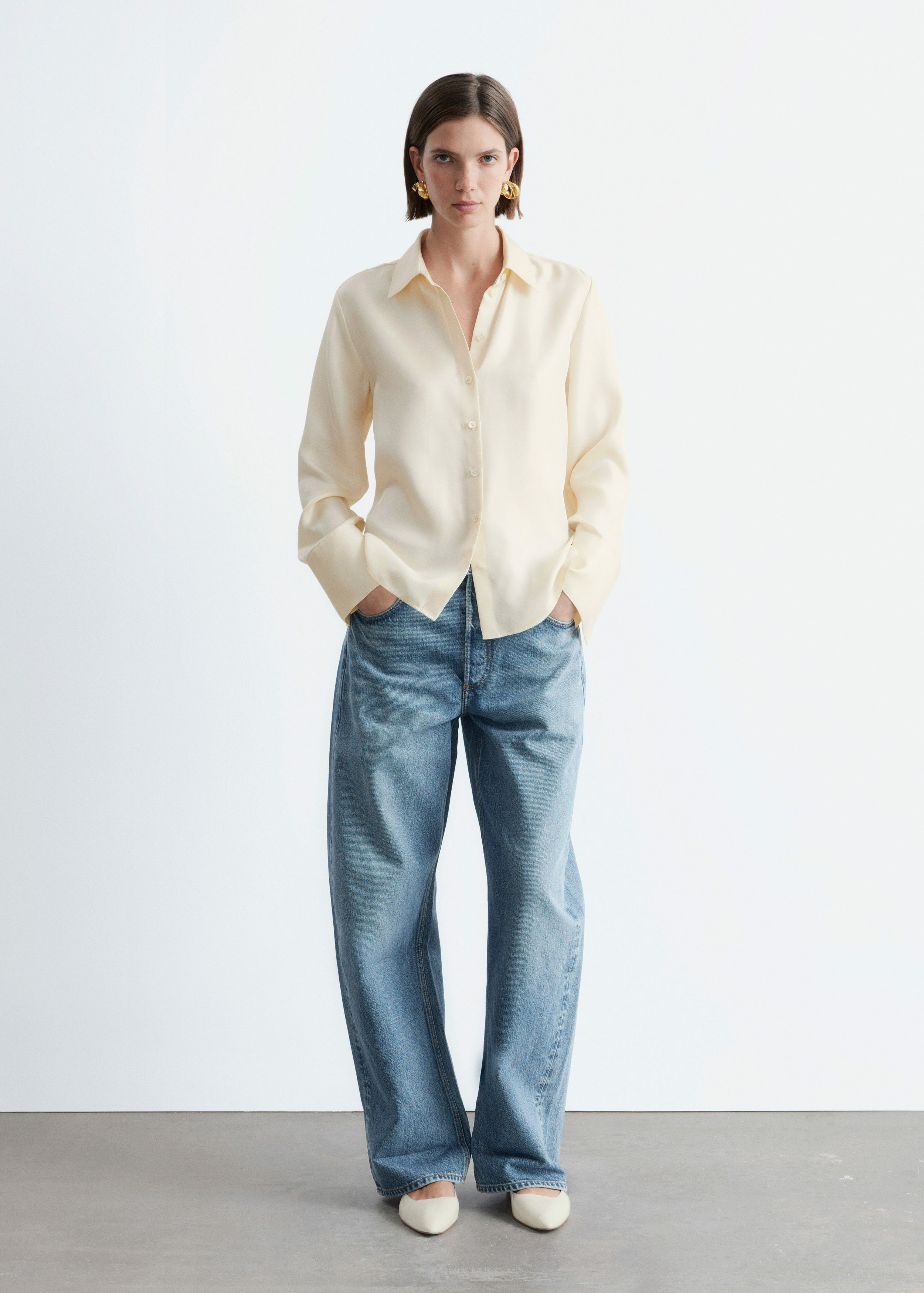 앤아더스토리즈 릴랙스드 실크 셔츠의 크림컬러 ECOMLook입니다.