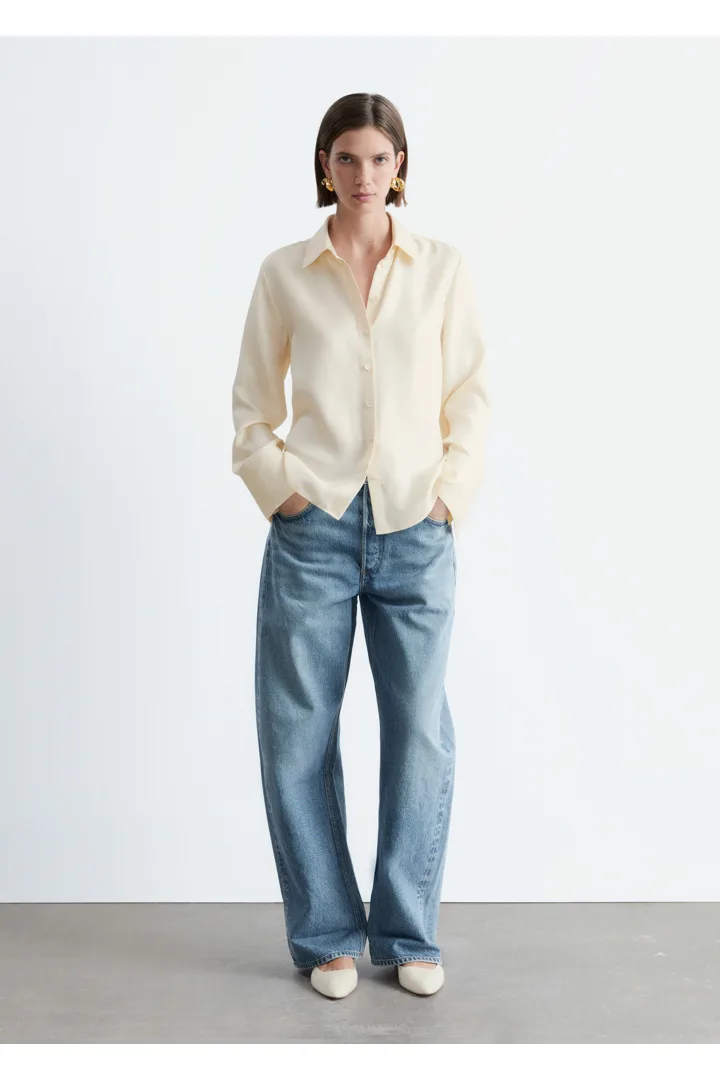 앤아더스토리즈 릴랙스드 실크 셔츠의 크림컬러 ECOMLook입니다.