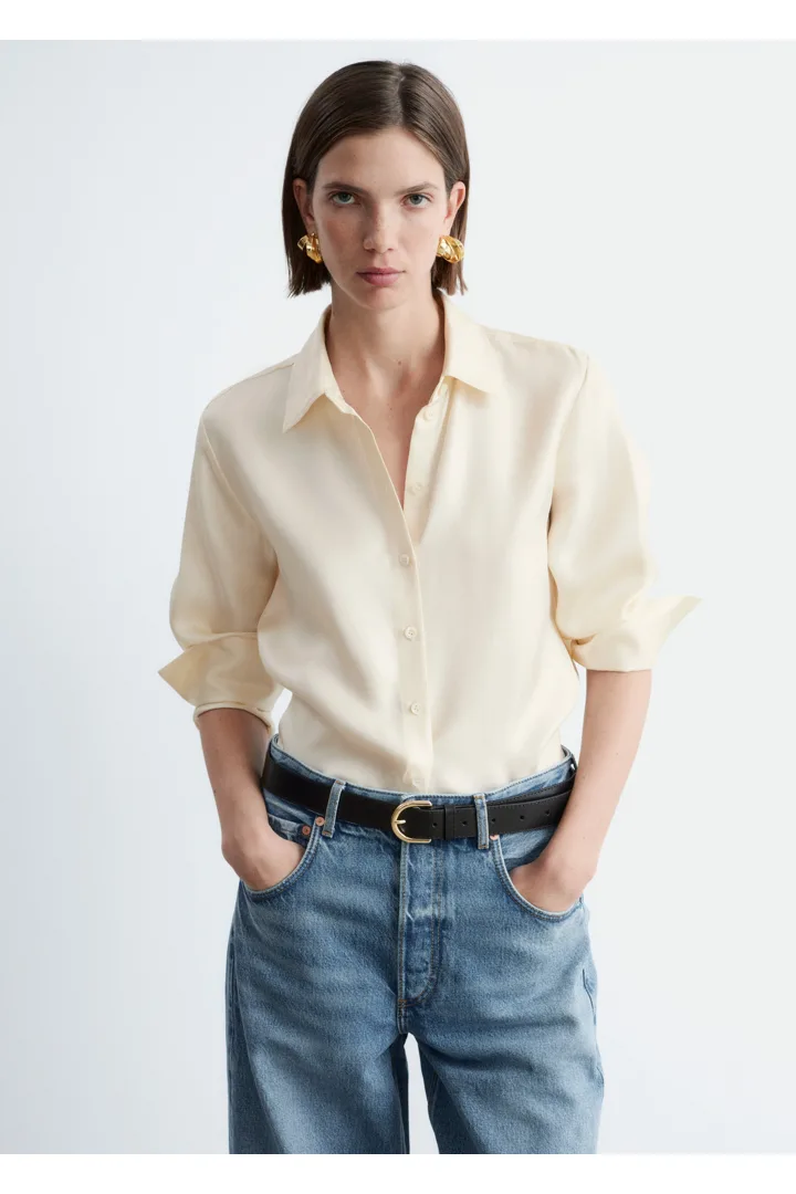 앤아더스토리즈 릴랙스드 실크 셔츠의 크림컬러 ECOMLook입니다.