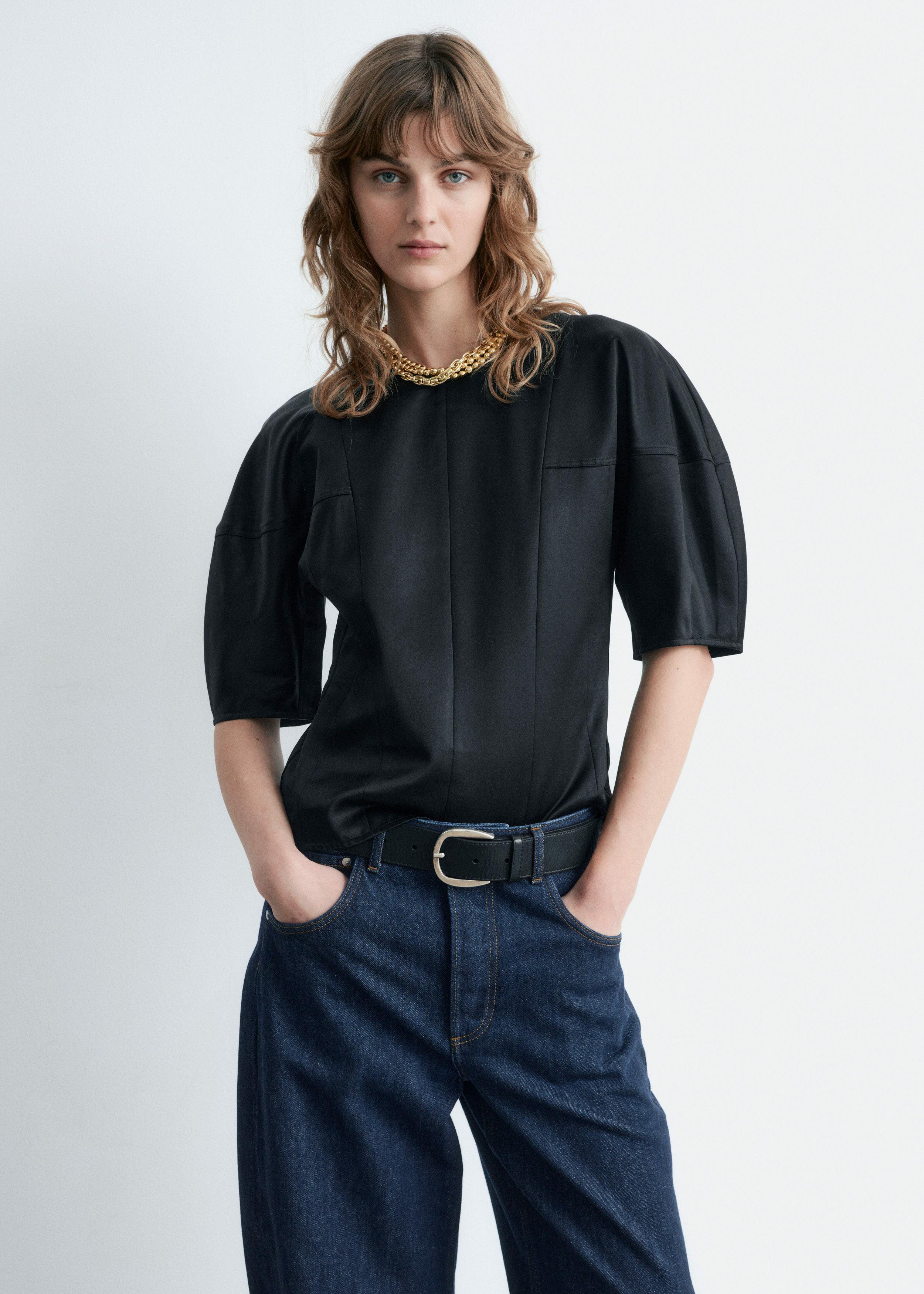 앤아더스토리즈 새틴 퍼프 슬리브 탑의 블랙컬러 ECOMLook입니다.