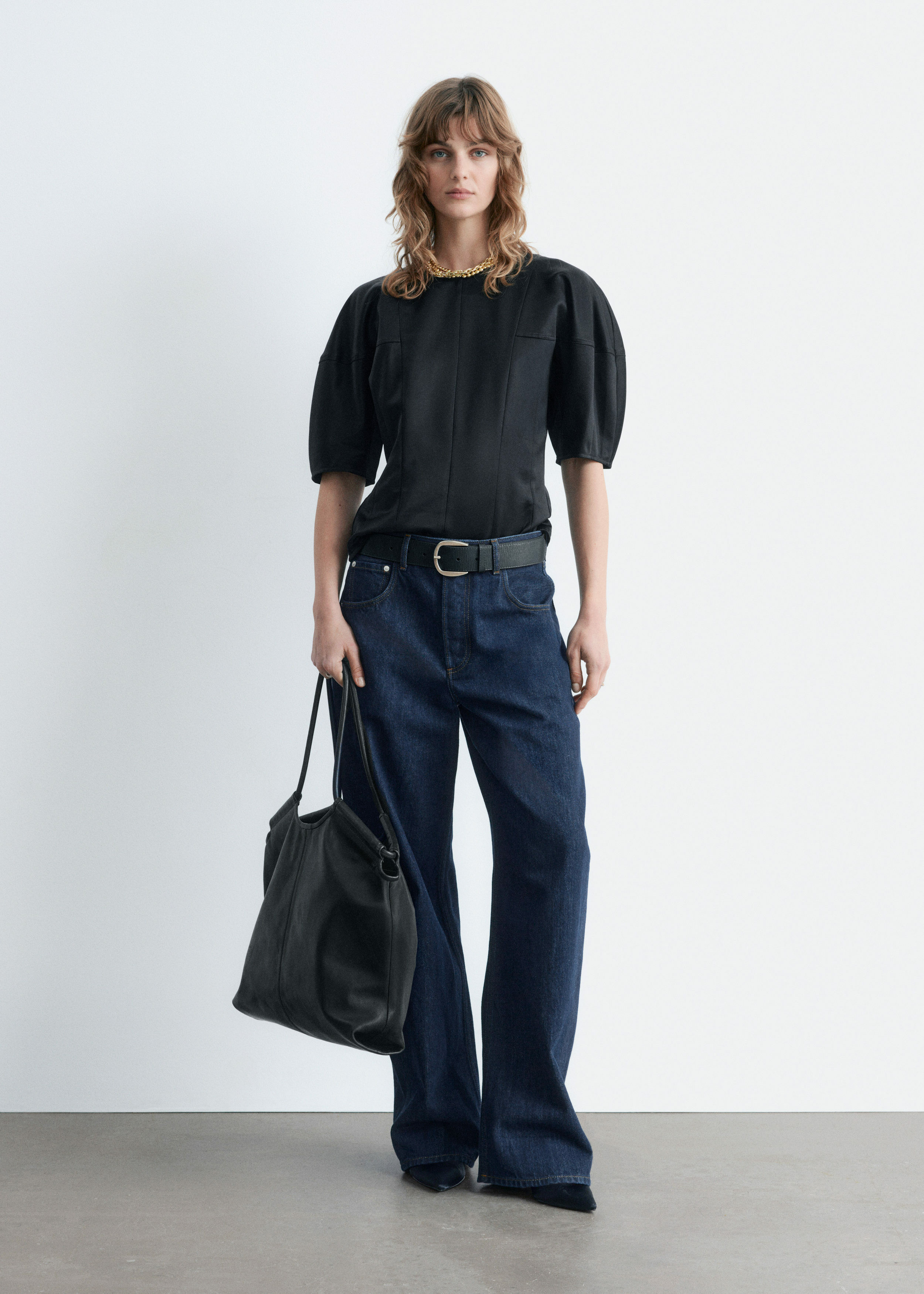 앤아더스토리즈 새틴 퍼프 슬리브 탑의 블랙컬러 ECOMLook입니다.