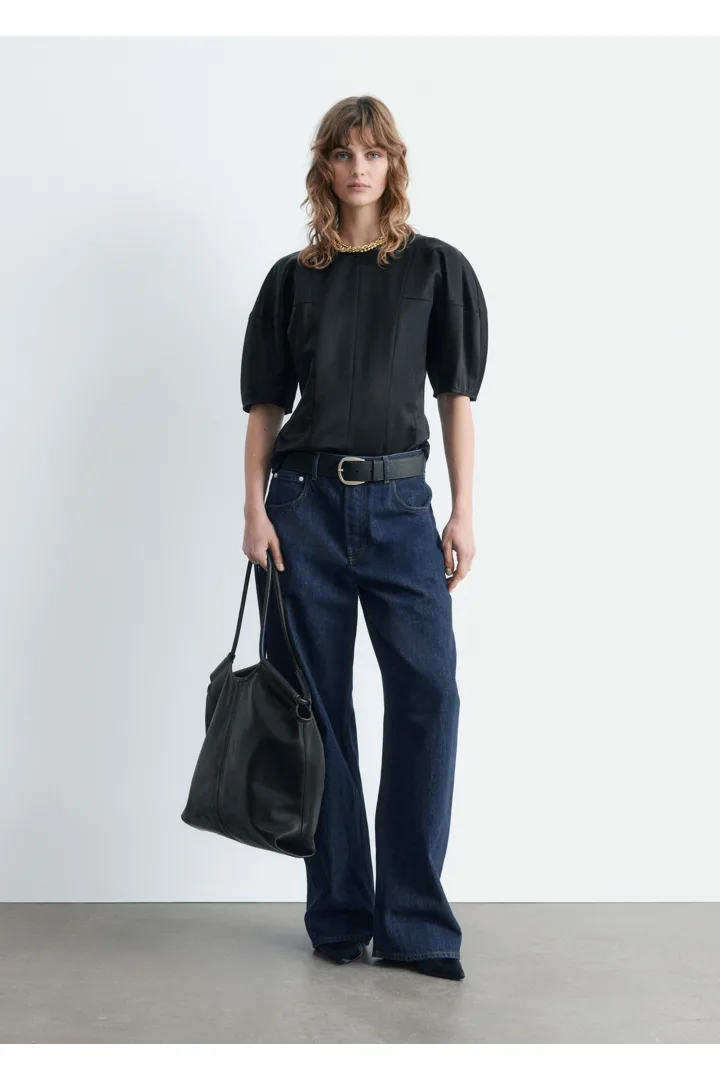 앤아더스토리즈 새틴 퍼프 슬리브 탑의 블랙컬러 ECOMLook입니다.