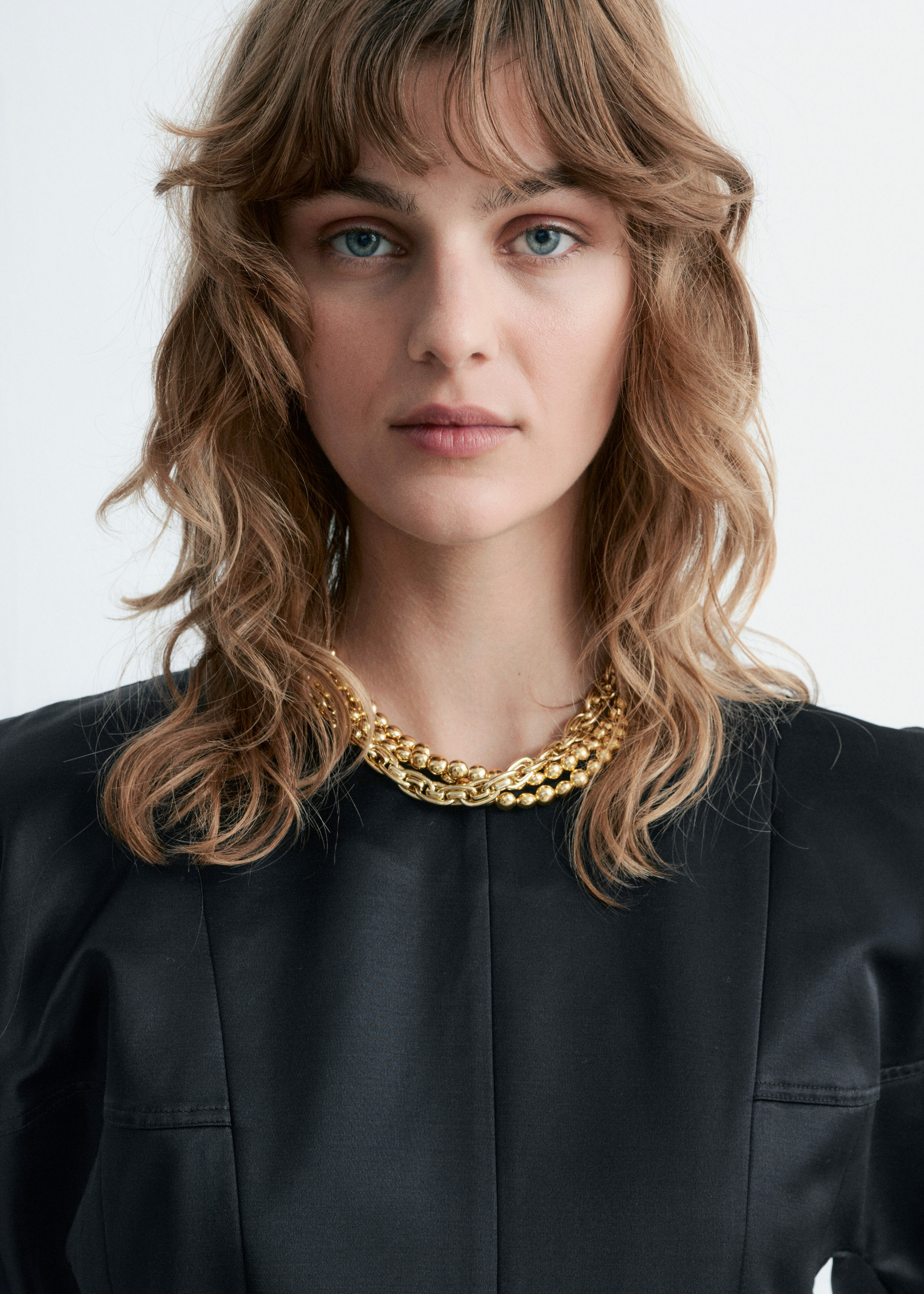 앤아더스토리즈 새틴 퍼프 슬리브 탑의 블랙컬러 ECOMLook입니다.