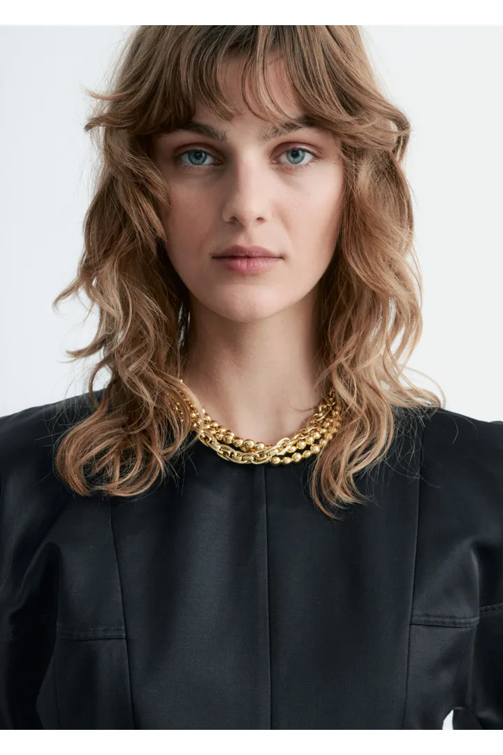 앤아더스토리즈 새틴 퍼프 슬리브 탑의 블랙컬러 ECOMLook입니다.