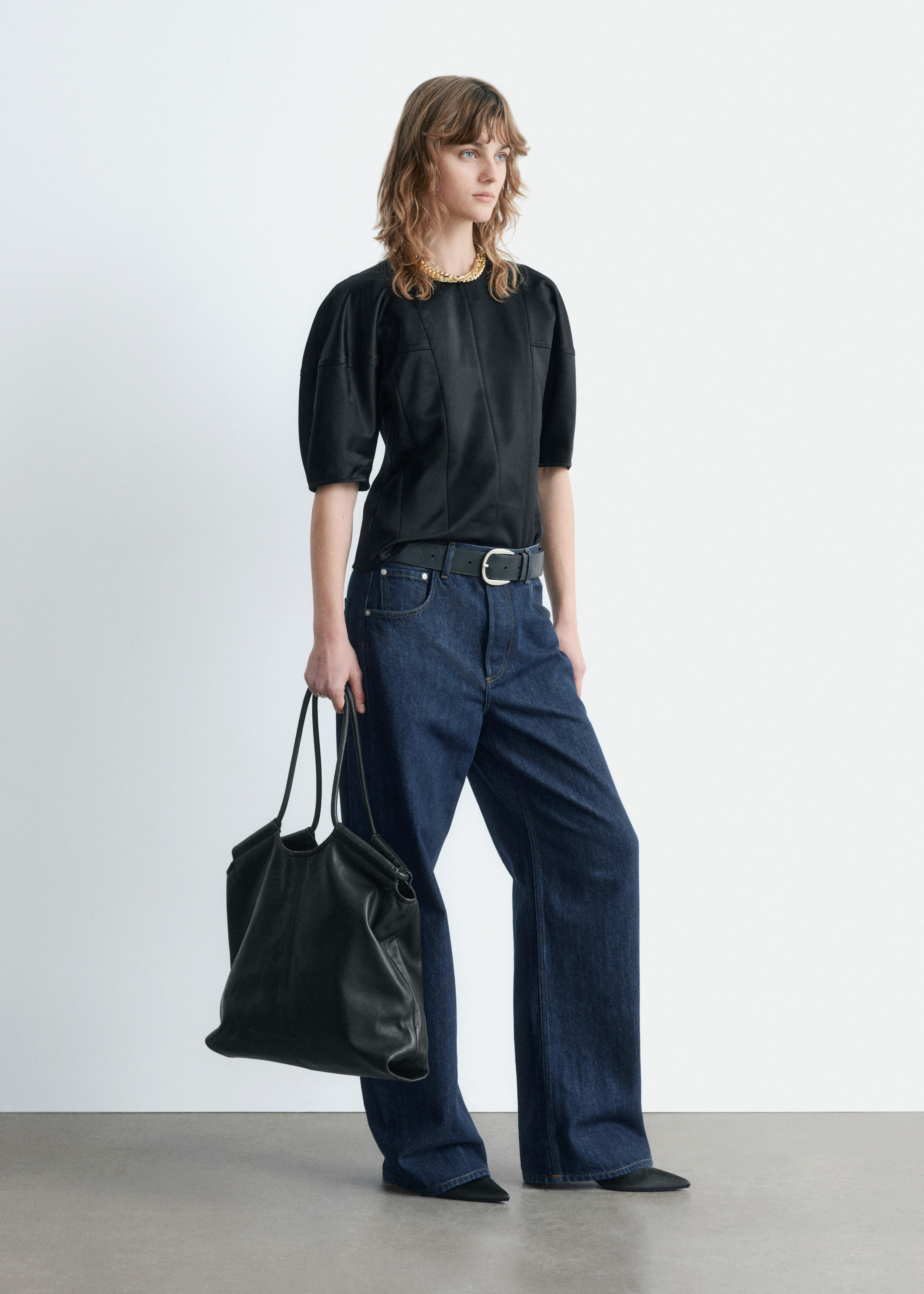 앤아더스토리즈 새틴 퍼프 슬리브 탑의 블랙컬러 ECOMLook입니다.