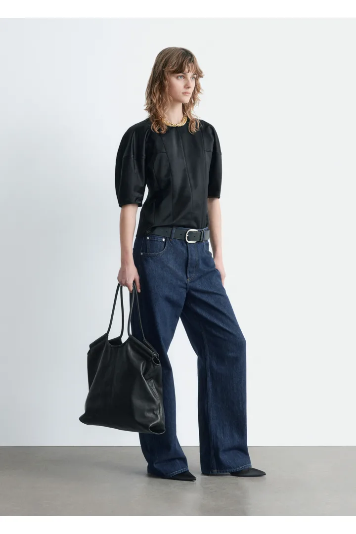 앤아더스토리즈 새틴 퍼프 슬리브 탑의 블랙컬러 ECOMLook입니다.