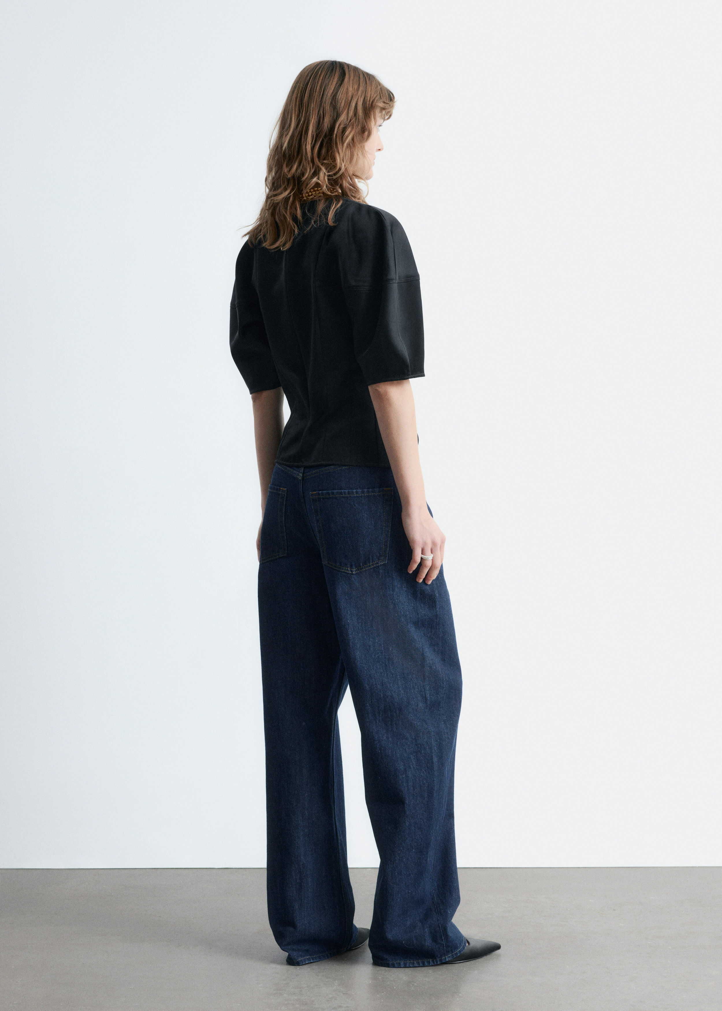 앤아더스토리즈 새틴 퍼프 슬리브 탑의 블랙컬러 ECOMLook입니다.