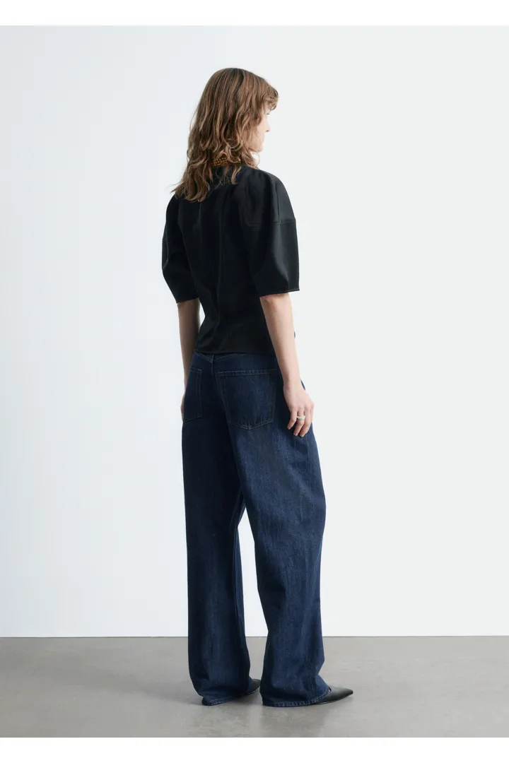 앤아더스토리즈 새틴 퍼프 슬리브 탑의 블랙컬러 ECOMLook입니다.