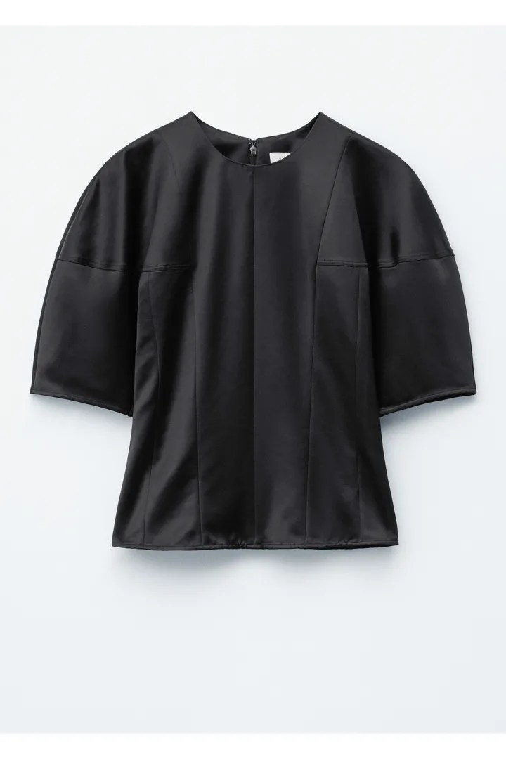앤아더스토리즈 새틴 퍼프 슬리브 탑의 블랙컬러 Product입니다.