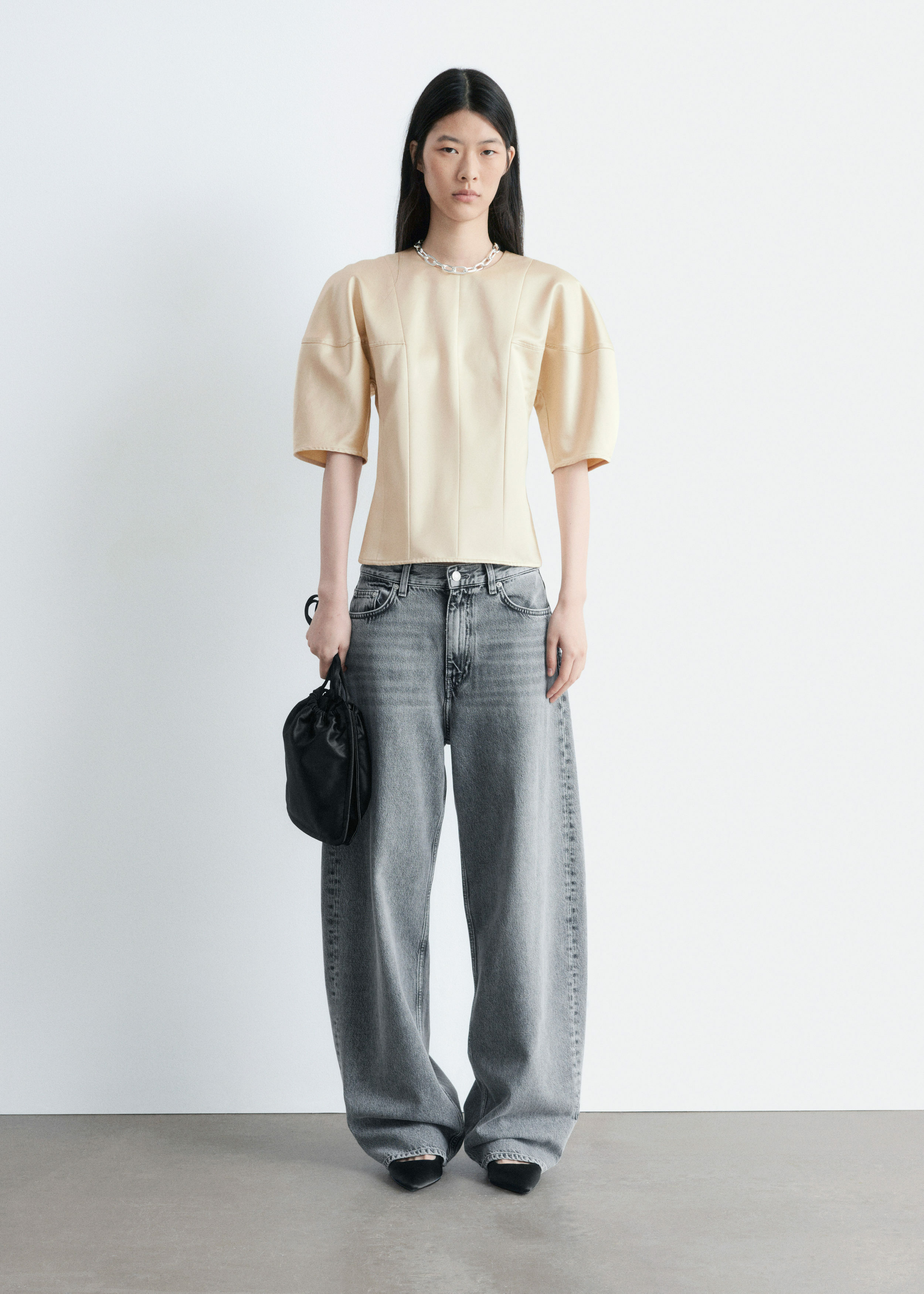 앤아더스토리즈 새틴 퍼프 슬리브 탑의 베이지컬러 ECOMLook입니다.