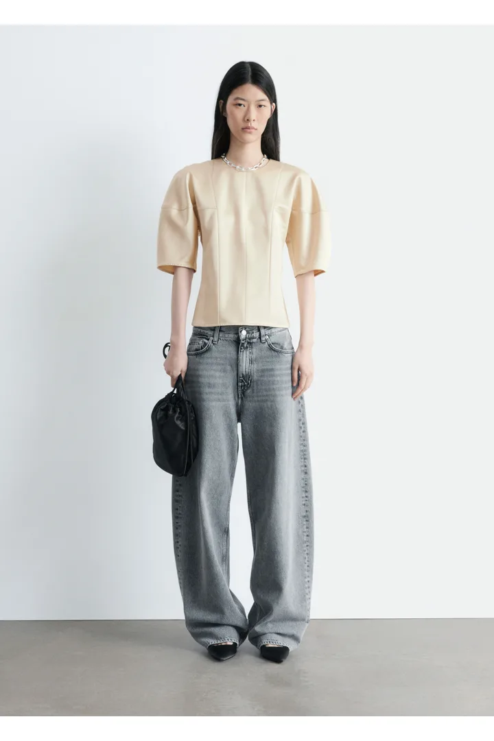앤아더스토리즈 새틴 퍼프 슬리브 탑의 베이지컬러 ECOMLook입니다.