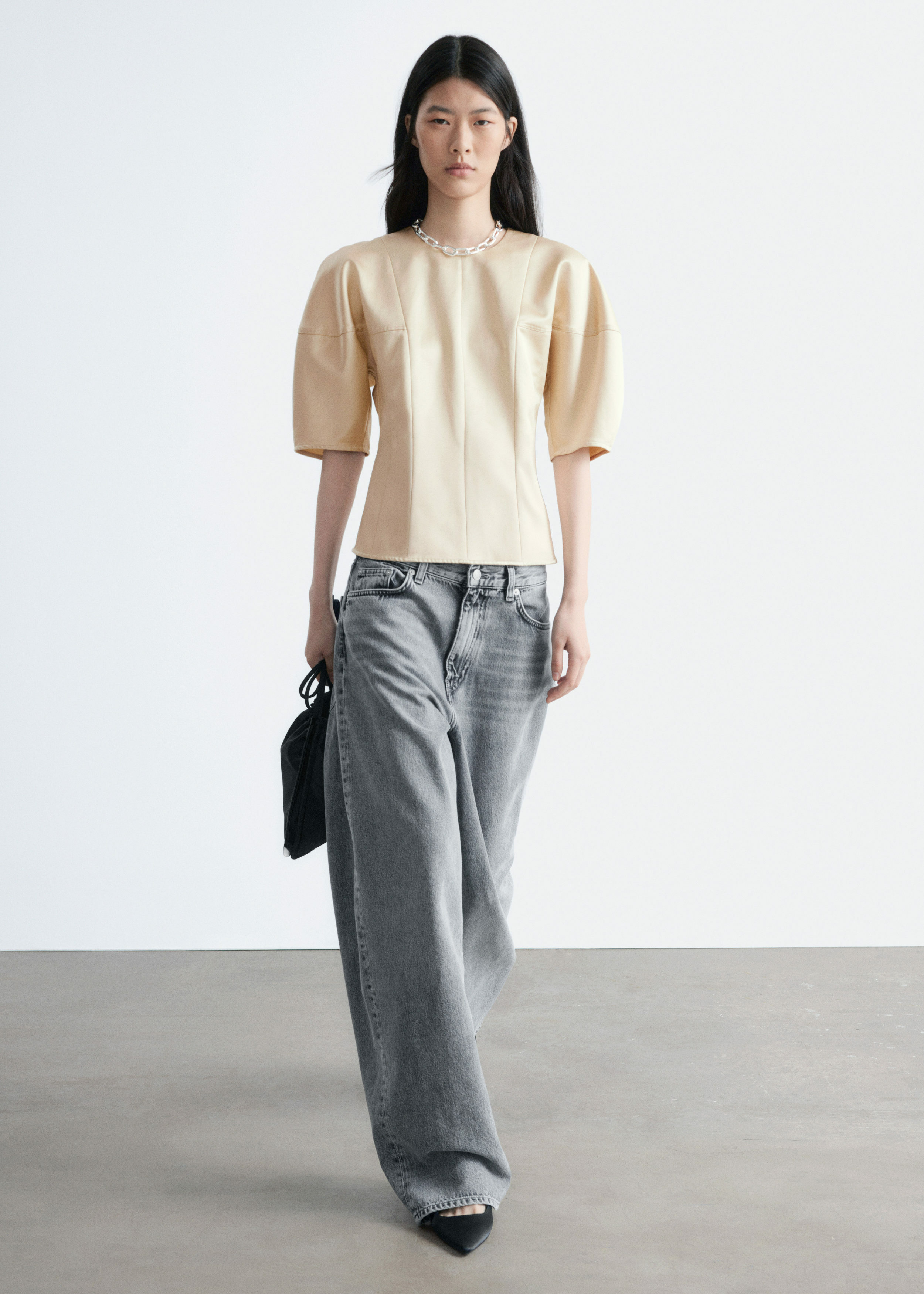 앤아더스토리즈 새틴 퍼프 슬리브 탑의 베이지컬러 ECOMLook입니다.