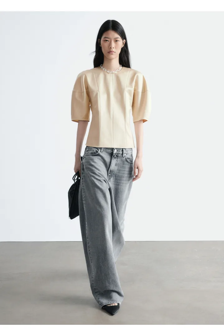 앤아더스토리즈 새틴 퍼프 슬리브 탑의 베이지컬러 ECOMLook입니다.