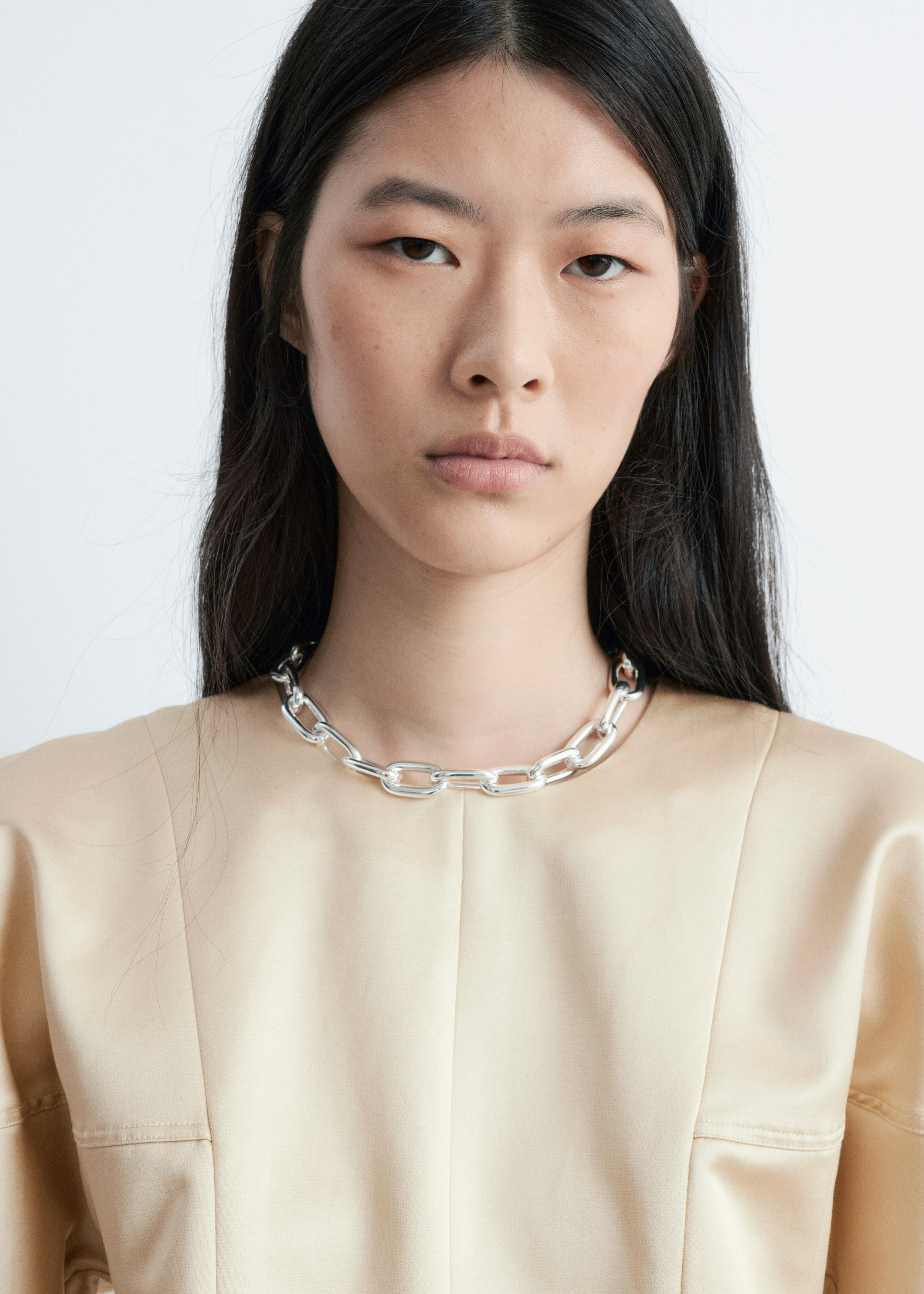 앤아더스토리즈 새틴 퍼프 슬리브 탑의 베이지컬러 ECOMLook입니다.