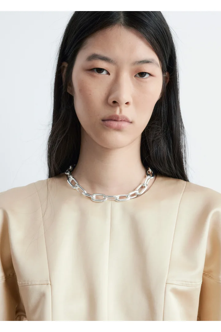 앤아더스토리즈 새틴 퍼프 슬리브 탑의 베이지컬러 ECOMLook입니다.