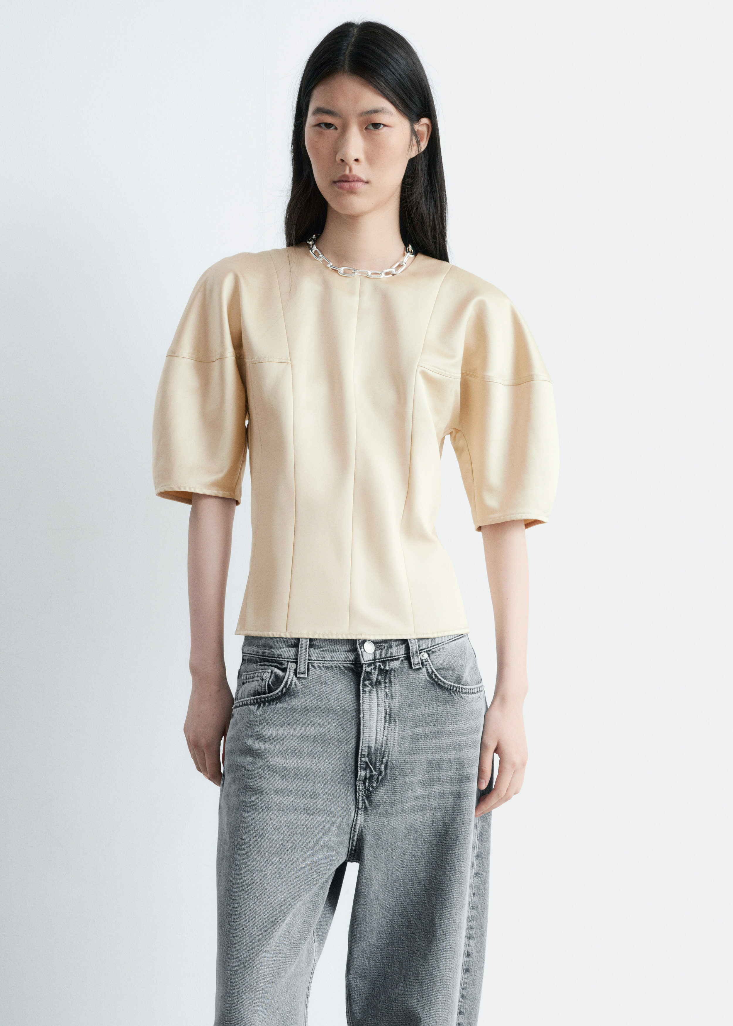 앤아더스토리즈 새틴 퍼프 슬리브 탑의 베이지컬러 ECOMLook입니다.